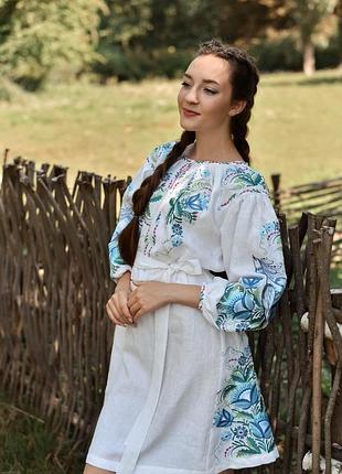 Біла лляна коротка вишита сукня
