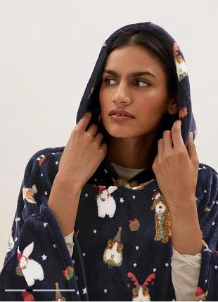 Це темно-синє домашнє пончо marks & spencer із флісу з новорічним принтом із собаками та кішками.