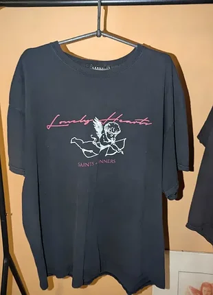 Футболка boohooman oversized lonely hearts : saints + sinners, size l