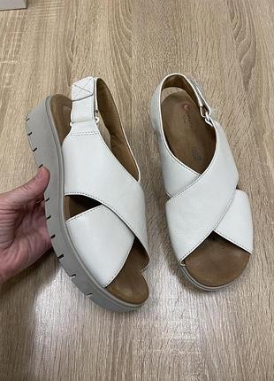 Clarks шкіряні босоніжки сандалі шльопки