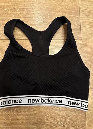 Спортивний топ бренда new balance-m