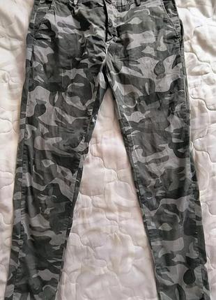 Мужские брюки карго zara man в стиле милитари (размер 38 / s-m) - оливковые