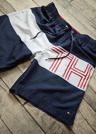 Чоловічі пляжні плавальні шорти tommy hilfiger виготовлені в темно-синьому кольорі з білою смугою і великим логотипом розмір м