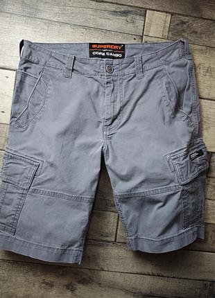 Мужские шорты-карго superdry серого цвета выполнены из хлопкового твила и имеют фирменные накладные карманы размер м