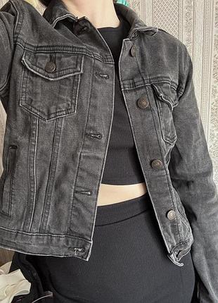 Джинсова куртка чорна sinsay denim 34 xs s з зовнішніми і внутрішніми кишенями на ґудзиках