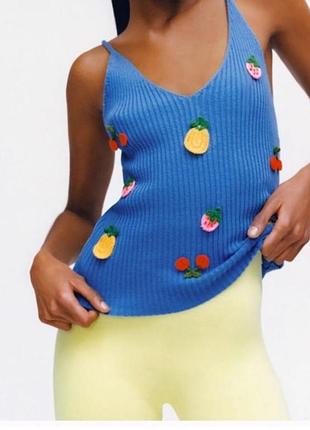 Майка топ zara l голубая в рубчик с фруктовыми аппликациями вязаные крючком новая с биркой
