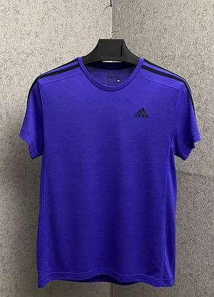 Фіолетова футболка від бренду adidas