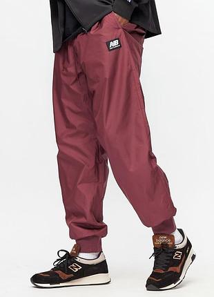 Нейлонові спортивні чоловічі штани new balance athletics archive running pant бордового кольору