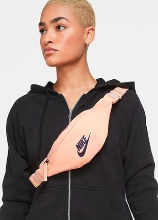 Унисекс розовая поясная сумка бананка nike heritage