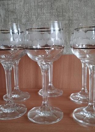 Винтажные бокалы bohemia из чехословарианки с узором в горошек и серебряными полосами.
