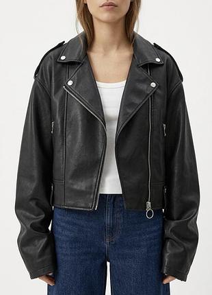 Чорна шкірянка bershka