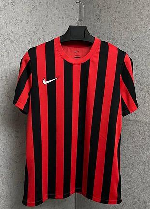 Смугаста спортивна футболка від бренду nike