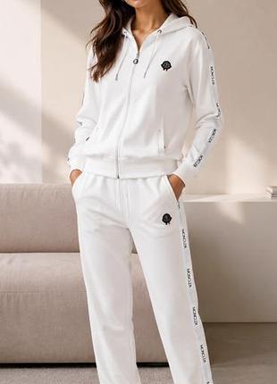 Унисекс . спортивный костюм бренда moncler, состоящий из толстовки на молнии с капюшоном и спортивных брюк.
