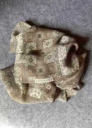 Австралійська fabricmaker,жіноча легка хустка,шарфик легкий,жіночий,дизайн john kaldor fabricmaker,бежевий орнамент,лого дизайнера ,115см/48,сатин