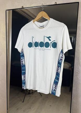 Футболка diadora з лампами у вінтажному стилі та великим лого