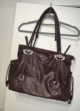 Винтажная коричневая кожаная сумка prada.