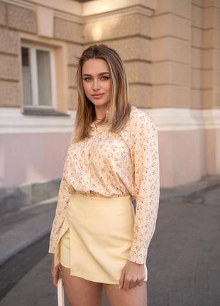 Ніжний жіночий комплект двійка сорочка вільного крою з коміром у квітку та спідниця-шорти міні з розрізом високої посадки