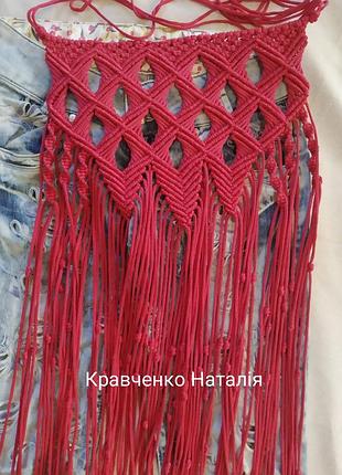 Приостанавливающая, фартук, пояс, запаска малиново-красного цвета.