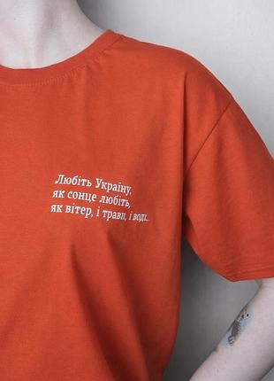 Червона футболка з принтом