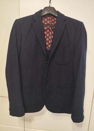 Синий пиджак scotch & soda с контрастной подкладкой в красный горошек.
