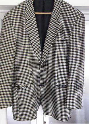 Aristokrat 
46/,xxxl/54
90% чиста вовна 
10% кашемир
мужской классический элегантный пиджак от премиального итальянского бренда. 
идеальное состояние