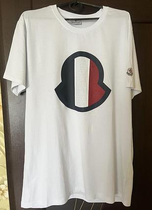 Мужская футболка moncler в идеальном состоянии.