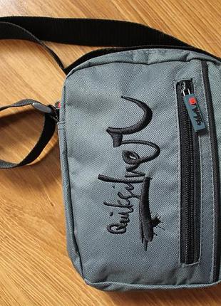 Серая мужская сумка через плечо мессенджер от бренда quiksilver