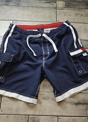 Мужские плавательные шорты-карго от tommy hilfiger синего цвета с белыми полосами и карманами размер м