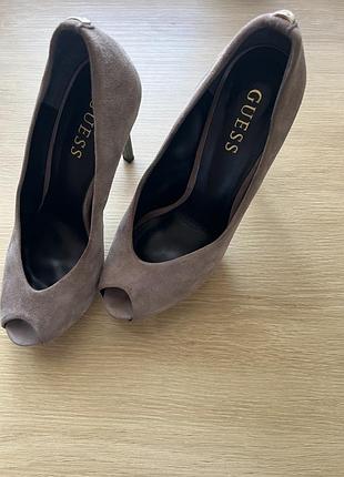 Вечірні туфлі guess