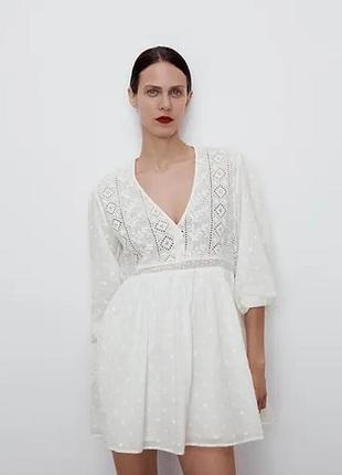 Біла жіноча сукня zara kiss із глибоким v-подібним вирізом та французькою вишивкою.