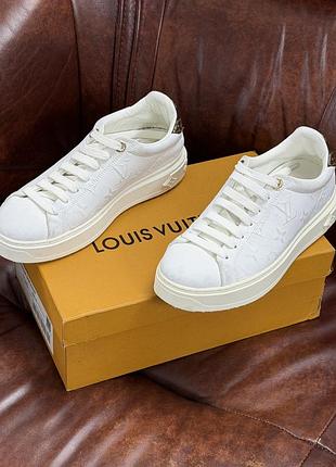 Кросівки жіночі louis vuitton 38 р у гарному стані , подряпин немає шкіра виглядає як під старена  . гарні добротні кросівки . не оригінал !