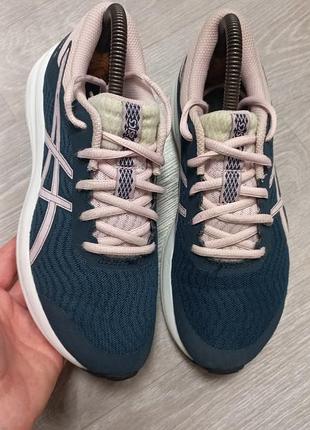 Женские кроссовки asics