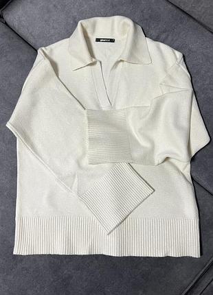 Білий трикотажний джемпер, светр з комірцем gina tricot.