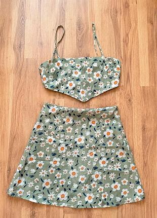 Костюм boohoo 🌼 топ + спідниця, дуже стильний літній комплект у квітковий принт. ніжний фісташковий колір, гарно сідає по фігурі ✨