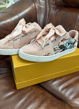 Кросівки жіночі puma , матеріал оксамит , гарні шнурівки 37 розмір дуже гарний стан