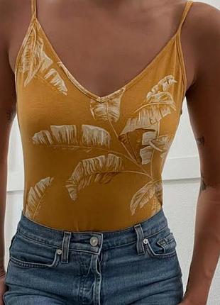 Боди h&amp;m с тропическим принтом в желтом цвете, размер s