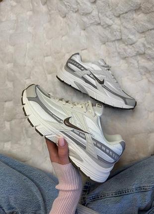 Nike initiator beige/white