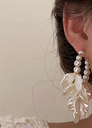 Жіночі вечірні сережки - кільця зі штучними перлами та квітами