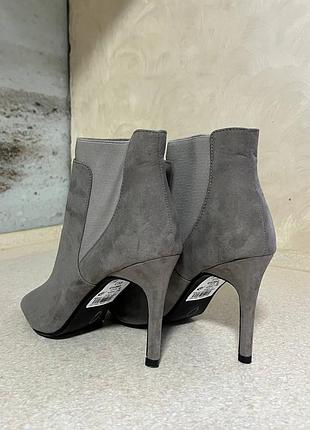Серые женские ботильоны next с открытым носком (peep toe) на шпильке.
