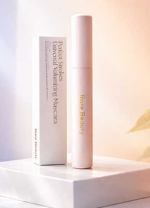 Тушь 
rare beauty by selena gomez 
mini perfect strokes universal volumizing mascara
