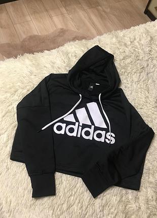 Укороченная черная женская толстовка (худи) adidas с большим белым логотипом.