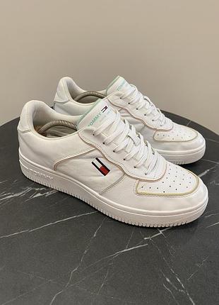 Кросівки tommy hilfiger  в чудовому стані  розмір 44 ( фото додаю )  відправлю новою поштою , львів при зустрічі