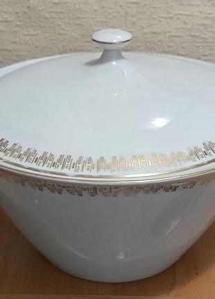 Супница, соусник, блюдо, горчица из фарфорового столового сервиза.