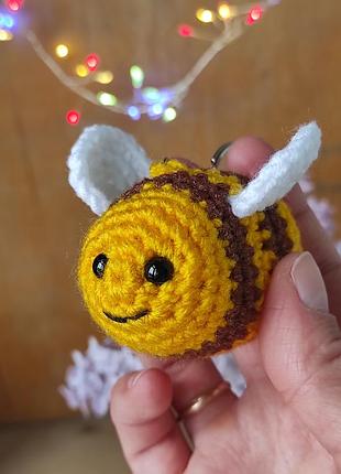 Вязаный брелок пчелка аммигуруми ручной работы 🧶🐝