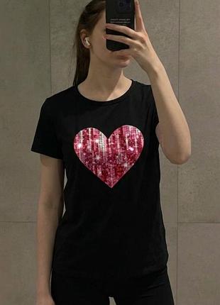 🖤 черная футболка shein с пайеточным нарисованным сердцем! трендовый y2k кроп-силуэт, сияет невероятно ✨ блестящая футболка с сердечками швабра s m