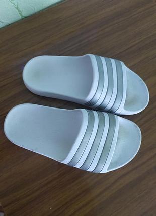 Білі шльопанці adidas