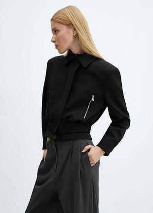 Чорна укорочена куртка від mango