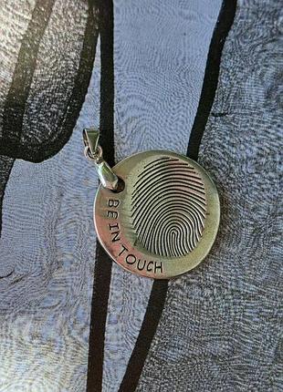 Круглий кулон жетон be in touch відбиток пальця позолота 18k gp