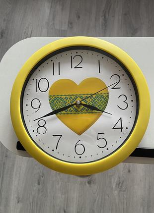 Настінний годинник жовтий з українським орнаментом