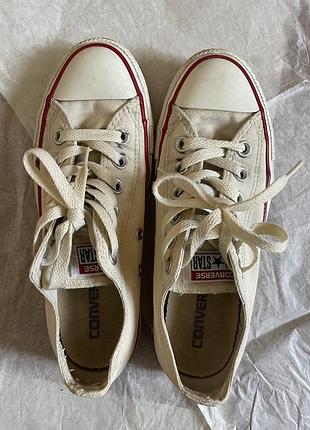 🤍 низькі кеди converse молочного кольору оригінальні та стильні базові кеди. стан видно на фото — потребують прання/чистки, підошва ціла, без тріщин.